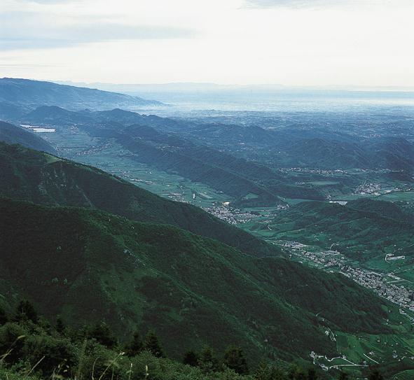 Gli hogback della Flessura pedemontana fra Miane (a destra) e Vittorio Veneto (al centro,