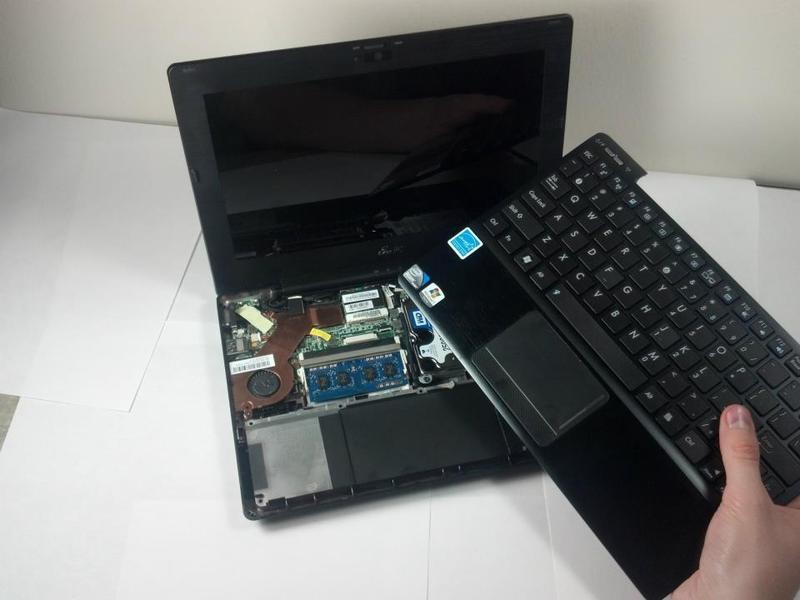 Passo 9 La tastiera può ora essere rimosso dal corpo principale del Asus Eee PC 1018P.