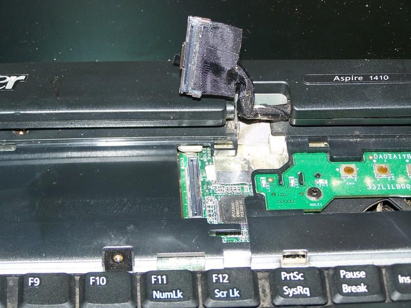 LCD via cavo Disconnect sollevandolo dritto verso l'alto utilizzando le linguette di plastica nera sulla parte superiore del connettore LCD.