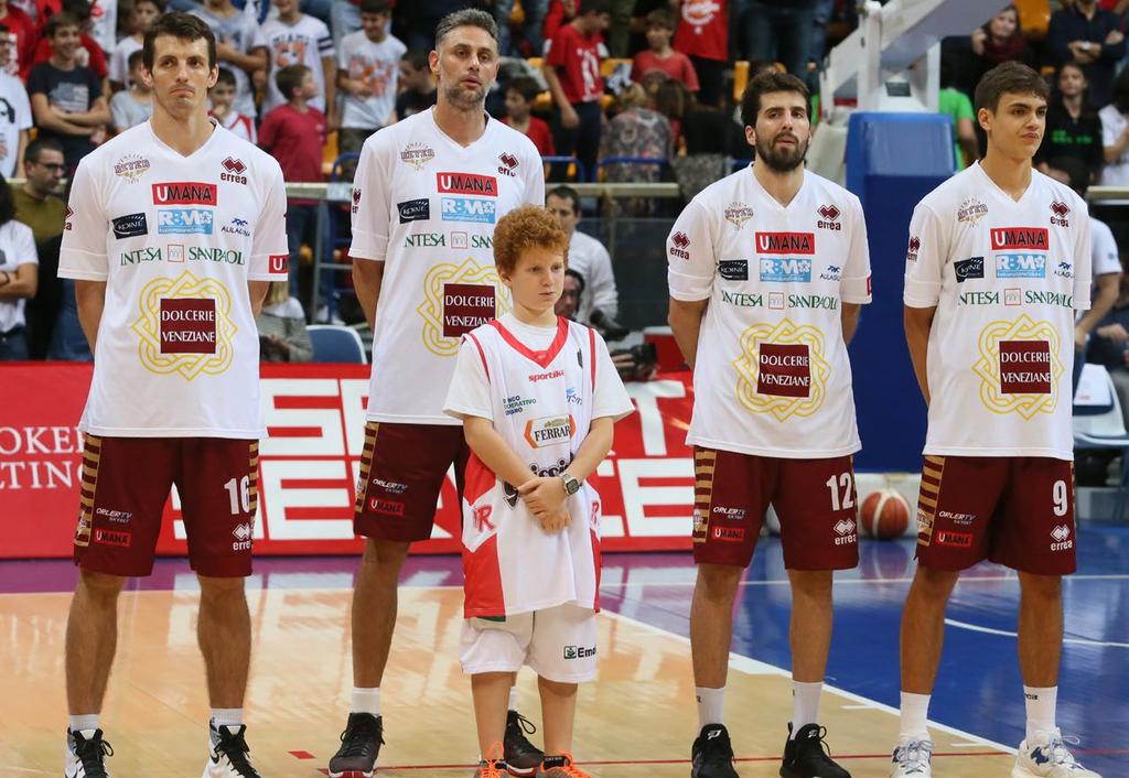 MASCOTTE PER UN GIORNO Calcare il parquet della serie A tenendo la mano ai propri