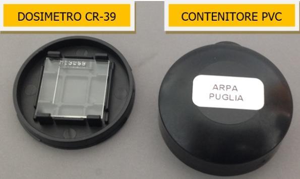 Figura 1a. Immagine del CR-39 e del contenitore in PVC. Figura 1b. CR-39 in busta impermeabile al radon.