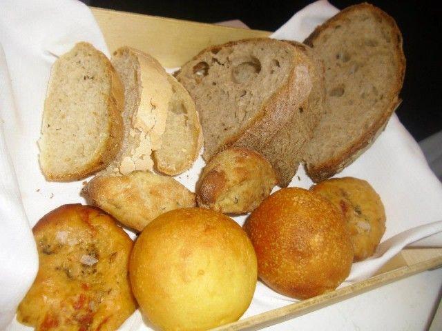 Il Sanlorenzo, il cestino del pane Classico e ben eseguito il fritto di calamaretti spillo con la tempura di zucchine, con le foglioline di menta a rinfrescare.