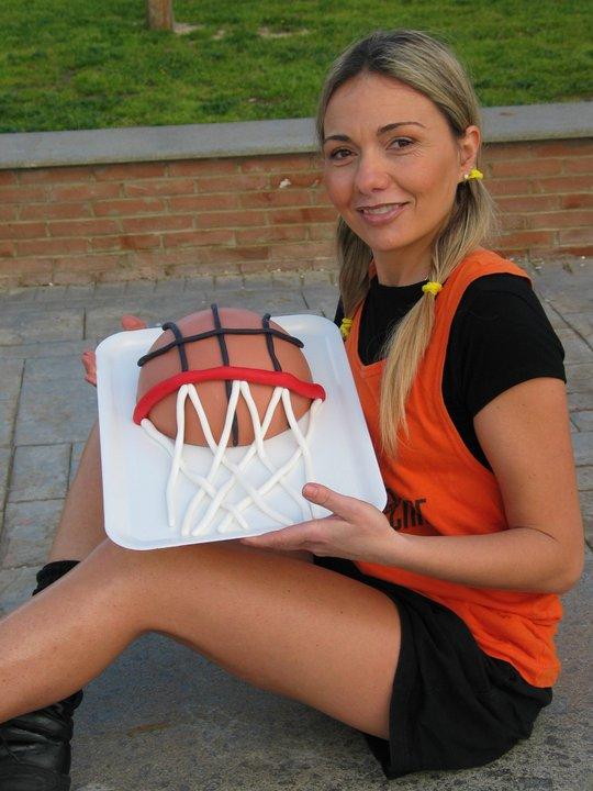 Claudia Deb e il cake design Tutorial per realizzare una torta a forma di palla senza stampo La torta a
