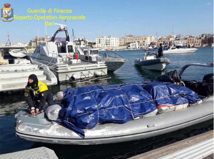 confezionamento di sostanza stupefacente che navigavano, a forte velocità, verso le coste del barese e del brindisino.