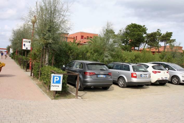il parcheggio pubblico si trova lungo la strada litoranea ed in genere dispone di 1 posto auto, ogni 50, riservato ai portatori di handicap, evidenziato con segnaletica