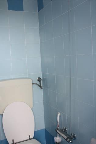 La larghezza utile delle porte del bagno è superiore a 90 cm.