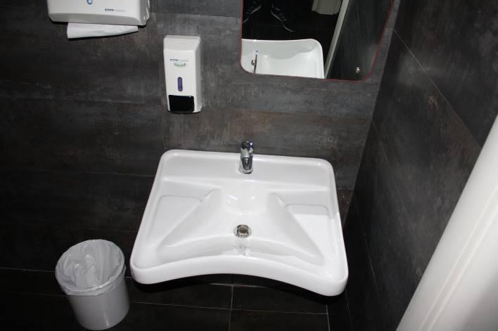 flessibile. Spazio libero a sx del wc 20 cm mentre a dx e frontale al wc > a 100 cm.