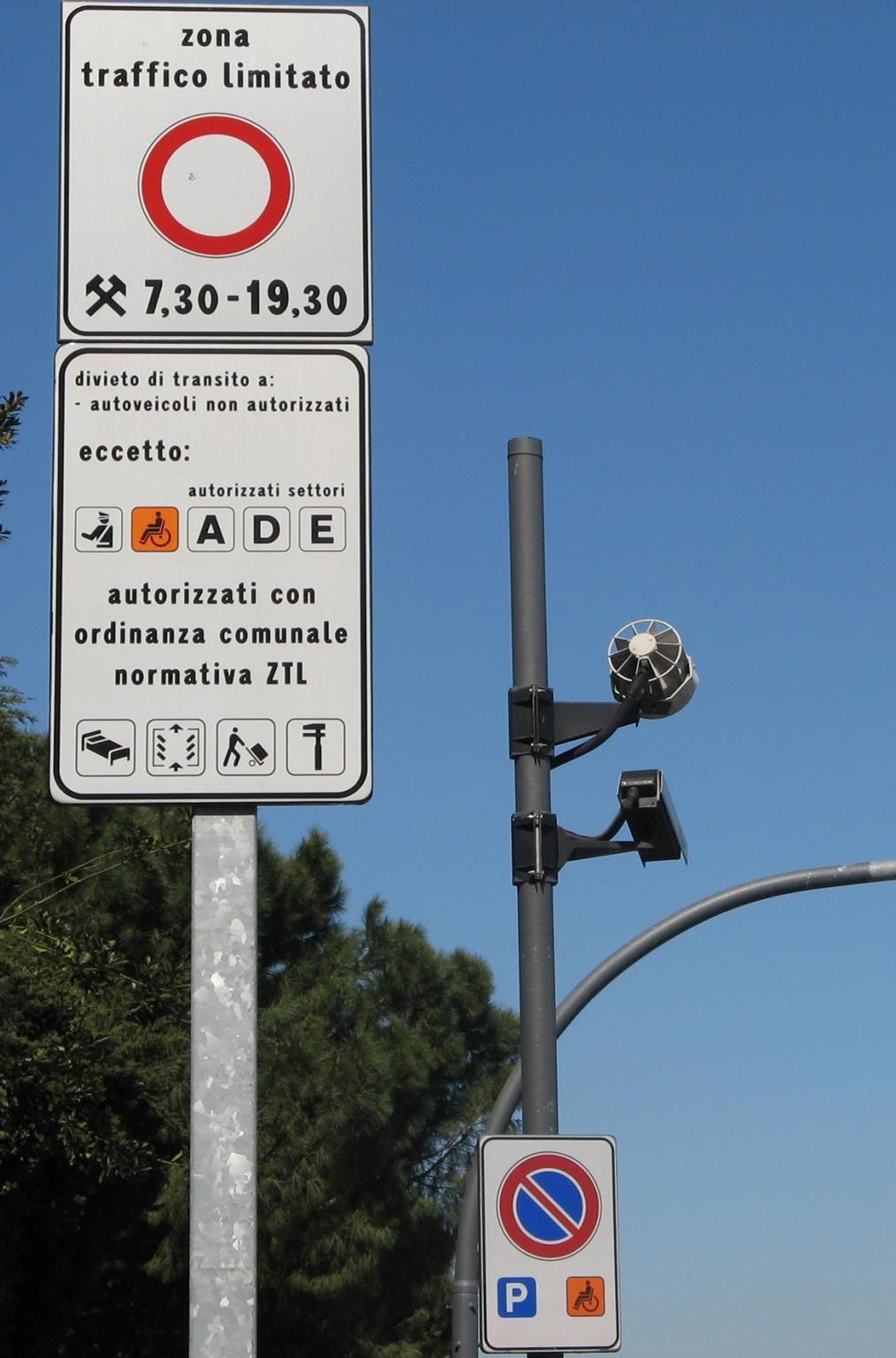 ZONE A TRAFFICO LIMITATO Validità 24h Zona 30km/h 12 varchi elettronici (non registrano uscita mezzi)