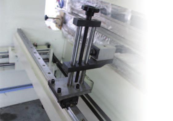 portate di stampaggio Sistema anti-deflessione con tavola di fondo manuale Wila per ottimizzare la precisione dell angolo di piegatura per tutta la lunghezza della piegatura Sistema portautensili