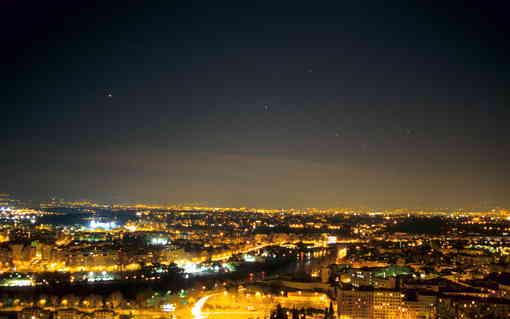 che viene provocato dall inquinamento luminoso lo si vede in questa immagine: Come potete vedere le luci della città schiariscono il cielo tanto che, pur essendo notte fonda, nella zona di massimo