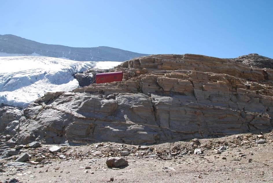 glaciale spicca sullo sfondo del ghiacciaio del Monte Leone.