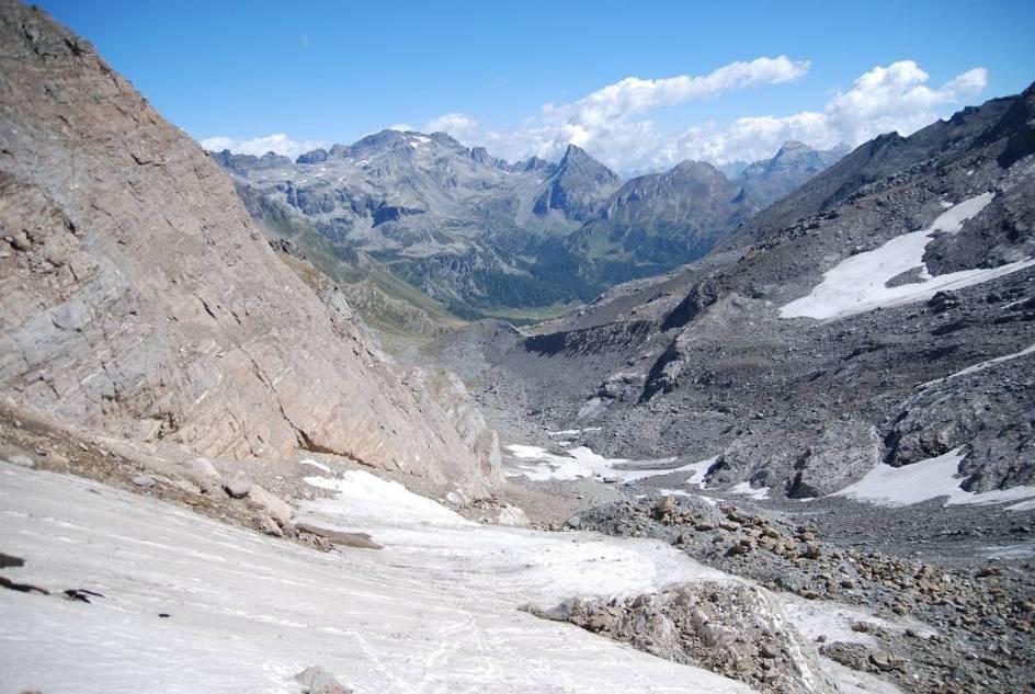 Finito il tratto attrezzato di scende su una ripida lingua di neve, che