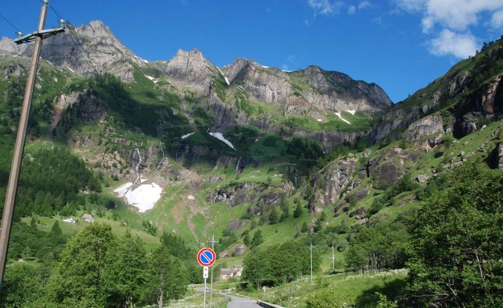 Poi percorrendo l'antica strada ricostruita dal battaglione Toce nel 1940 si attraversano le forre del Groppallo e si scende a Ponte Campo, da cui una breve salita, ahinoi su