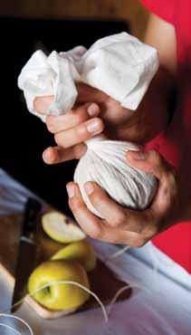 Massaggi speciali Massaggio Huberhof con timbri alle erbe Benefico calore I movimenti delicati del massaggio e gli impacchi caldi stimolanti a base di melissa, achillea, calendula, ortica, lavanda e