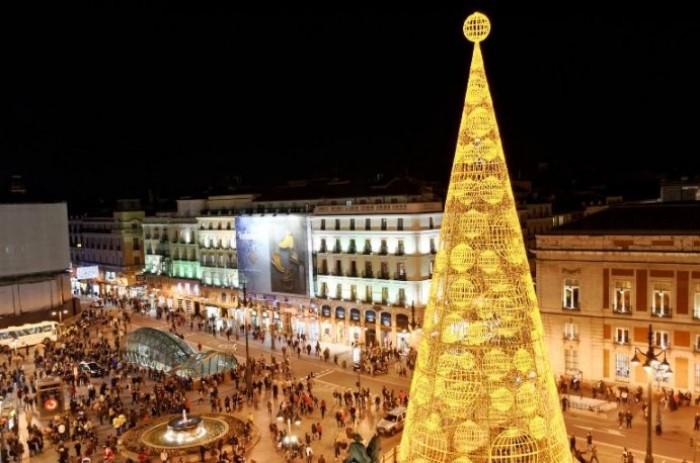 l albero di Natale a Madrid immagine tratta da www.vivereamadrid.