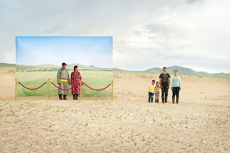 La Mostra Per il progetto Futuristic Archaeology il fotografo coreano Daesung Lee ha fotografato alcune delle grandi aree desertificate della Mongolia, ponendo all interno di ogni scena un altra