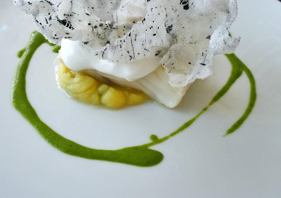 Cena de Le Stelle sul Lago d Orta Baccala wafer di maialino da latte, aglio nero, frutto