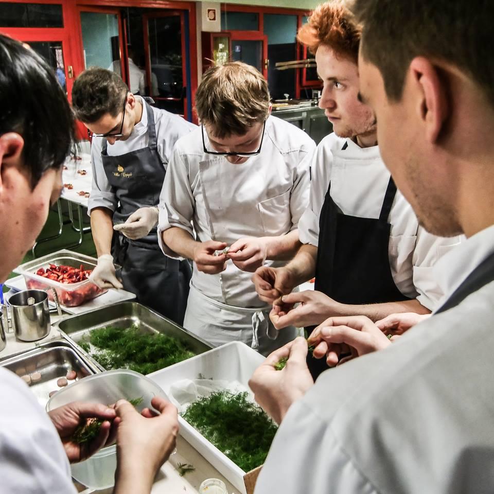 Cena de Le Stelle sul Lago d Orta In cucina Ci torna ogni anno, per la Cena de Le Stelle sul Lago d Orta, insieme a una brigata che, peraltro, annovera con Fabrizio Tesse uno dei migliori allievi