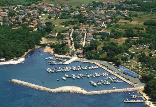 tradition tradition Regata brodica s oglavnim jedrom Regata di barche con vela a terzo Rovinj-Rovigno, 12.06. O g l a v n o j e d r o b a t a n e četverokutnog je oblika.