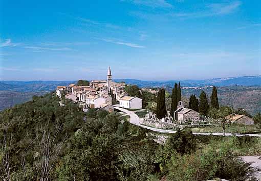 In passato, in prossimità dell estate, per la festa di San Giovanni i fuochi ardevano per tutta l Istria; venivano accesi in luoghi visibili, ai lati dei campi arati, dei terreni coltivati e dei