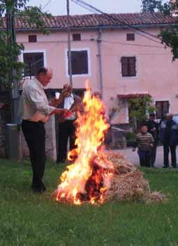 Il più noto raduno attorno al fuoco si celebra ancor oggi, e una volta serviva alla gente superstiziosa per cacciare la magia, i riti magici e gli spiriti malvagi.