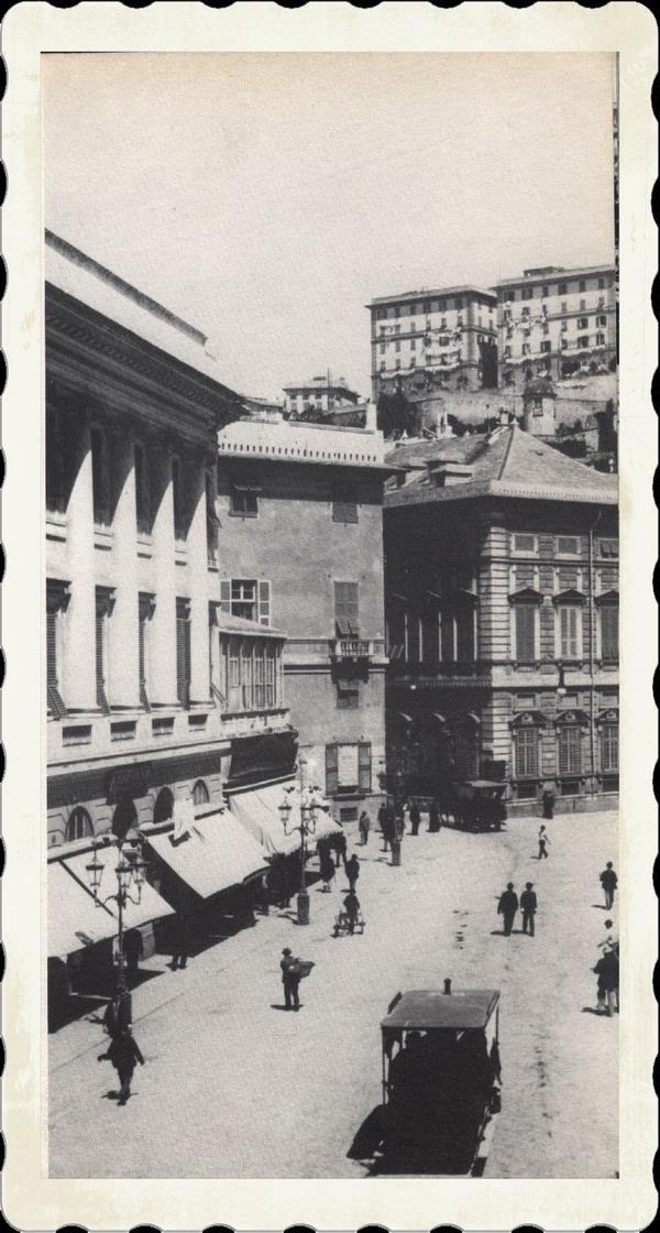 L altimetria del Centro Storico passa da m. 2,09 (sul livello del mare) a Porta dei Vacca, ai m. 24,80 in piazza De Ferrari, sino ai m. 30,30 in piazza Sarzano, e a m.