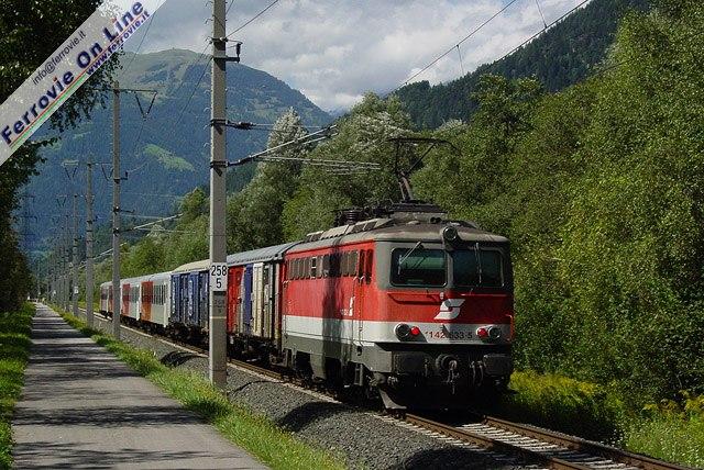 In alcuni tratti della ciclabile si pedala letteralmente a due passi dalla ferrovia, come in questo caso tra Nikolsdorf e Lienz, con il Regionale 4622 Spittal-Millstättersee - Lienz che vede in