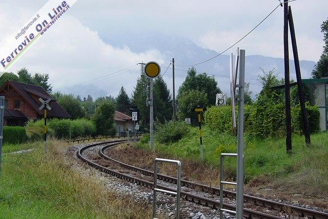 Dopo Maria Rain, una ripida discesa nel bosco e una passerella su un grande impianto per la regolazione idraulica della Drava permettono di raggiungere nuovamente la ciclabile R1, che questa volta va