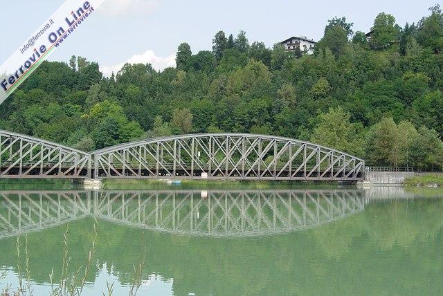 Un caratteristico ponte in ferro permette alla ferrovia Klagenfurt - Rosenbach di superare la Drava, che ormai ha raggiunto dimensioni di tutto rispetto.