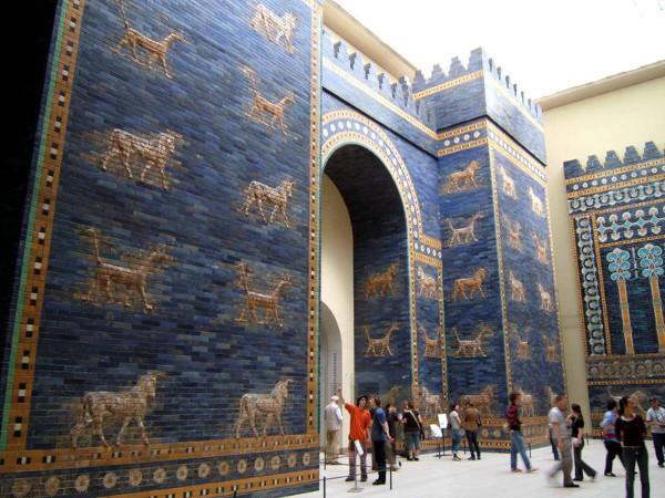 Oggi la porta è conservata e parzialmente ricostruita al Pergamonmuseum di Berlino.
