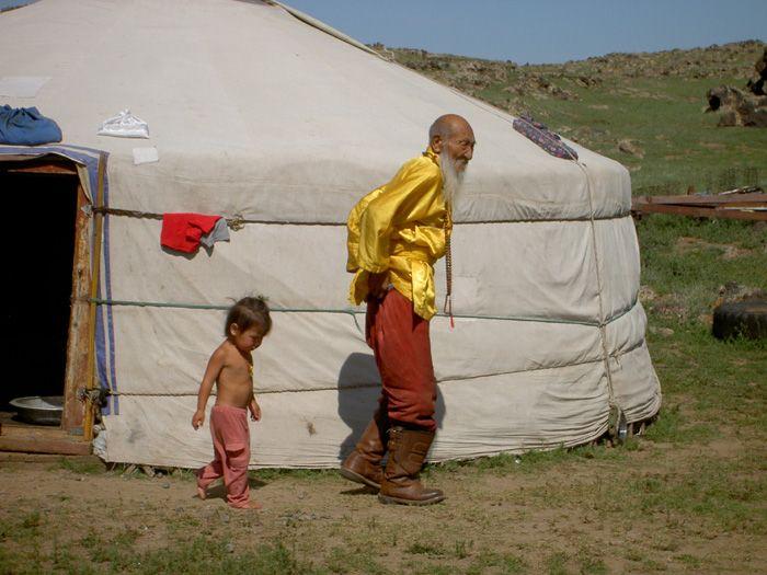 Al giorno d oggi, le pecore costituiscono la metà di tutti gli animali allevati. Per ogni mongolo, si è calcolato che ci siano 1 cavallo, 1.