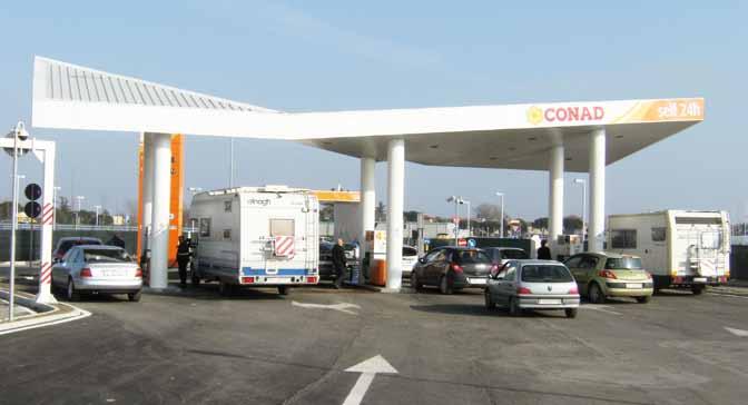 Comma 6/2010 L'INNOVAZIONE I DISTRIBUTORI DI CARBURANTE A novembre 2010 sono in funzione 10 distributori di carburanti con le insegne di Conad.