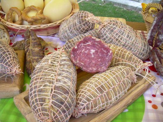 Salume povero fatto con sangue, testa, ritagli, le parti meno nobili ma più gustose del maiale. Buonissimo accompagnato al pane di castagne e un rosso locale.