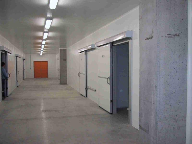 Planimetria capannone di produzione Corridoio opificio con celle Il 18 luglio 2001, durante l ultimo periodo della fase di cantiere, l Ente ha ospitato a Ramacca una delegazione americana