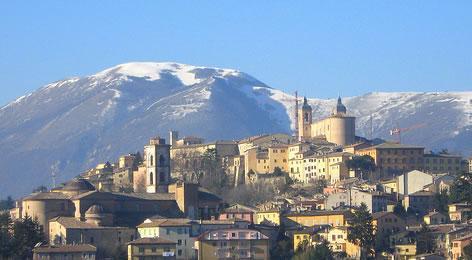 Analisi del contesto: Camerino Camerino, in provincia di Macerata, è una delle località colpite dalle scosse che dal 24 agosto 2016 continuano a manifestarsi in diversi luoghi del centro Italia.