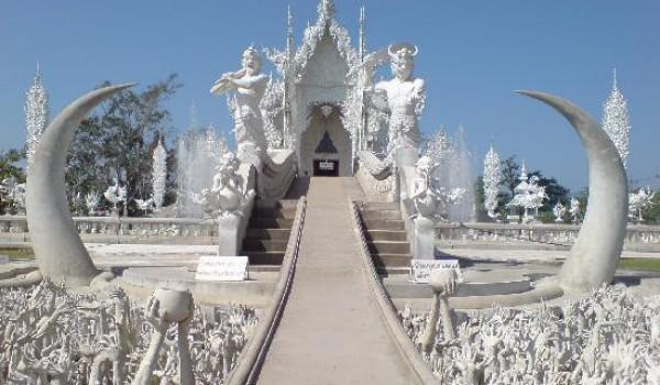 Escursioni con guida privata che si possono prevedere durante il soggiorno a Bangkok ( QUOTAZIONI SU RICHIESTA) VISITA CITTA' E TEMPLI - mezza giornata Si visiteranno: Wat Trimit, il tempio del