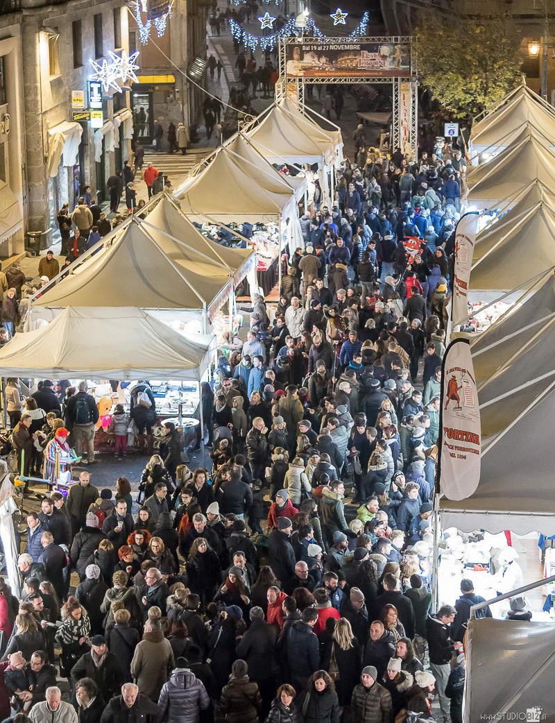 PERCHÈ ADERIRE ALLA FESTA DEL TORRONE Si tratta di una grande festa a carattere popolare che diviene vera azione di marketing territoriale capace di attirare a Cremona numerosi turisti e gourmet, ma