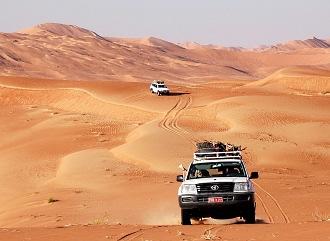 raggiungere le dune di sabbia, ultime propaggini del deserto del Rub Al Khali. Cena e pernottamento in tenda. I campi mobili sono allestiti ogni sera con gli equipaggiamenti a bordo delle vetture.