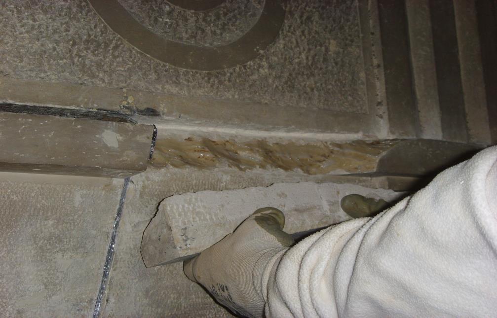 Stuccatura in profondità degli elementi instabili con malta a base di polvere di pietra d Istria e calce