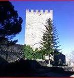 La Torre, alta 27 m, ha forma ottagonale, e svetta in cima a una collinetta alberata, oggi giardino pubblico.