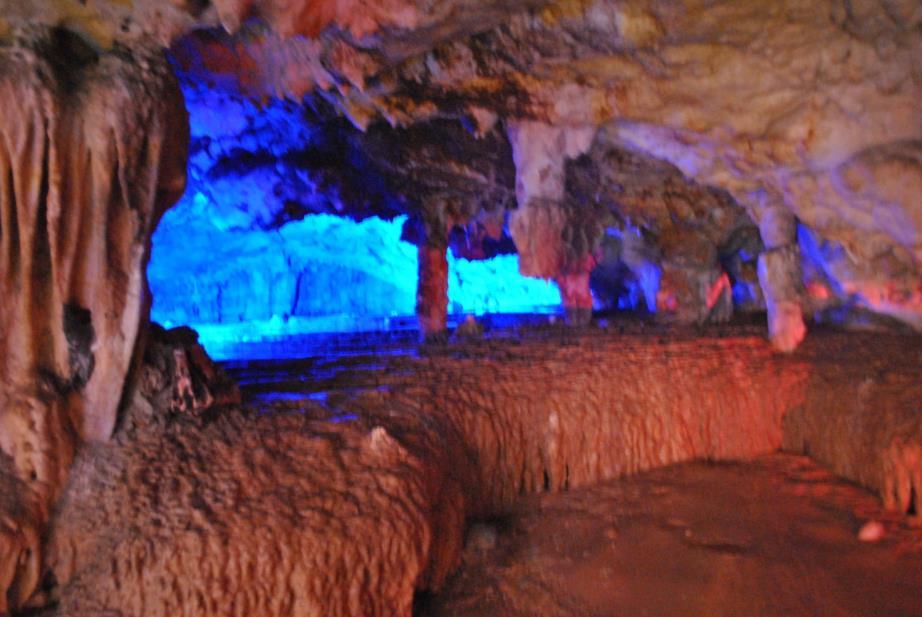 Sono l unico sito speleologico in Europa dove è possibile navigare un fiume sotterraneo, addentrandosi verso il cuore della montagna.