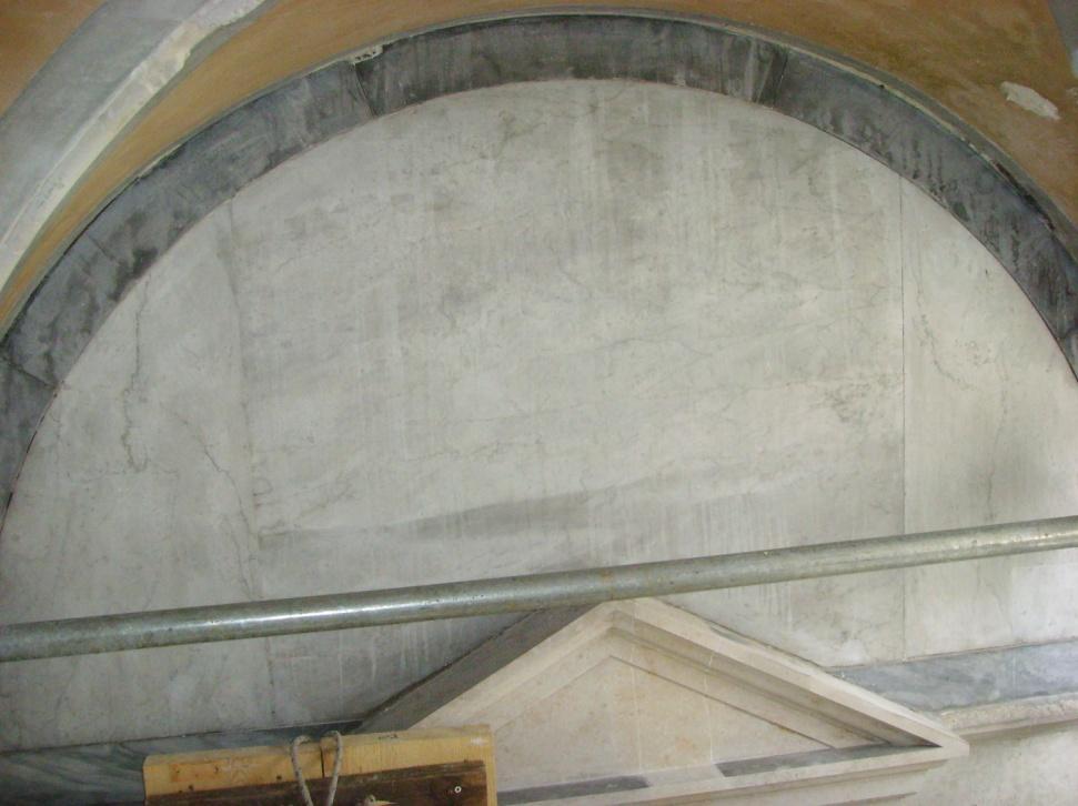 .Elementi in pietra e marmo 11 Al di sotto della volta in marmorino e stucchi, su tre lati della cappella sono inserite delle
