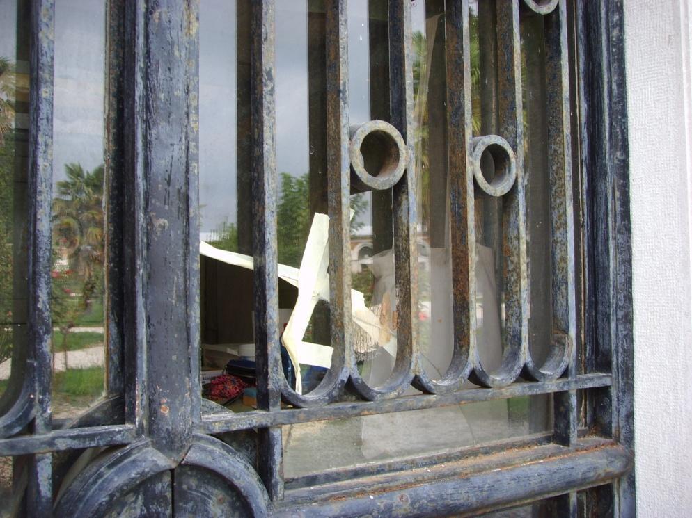 Restauro cancello 18 L accesso alla è chiuso da un cancello in ferro con vetri trasparenti all