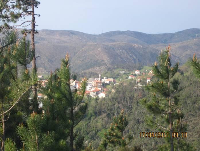 palestra di roccia, dopo la quale la strada diventa una larga sterrata.