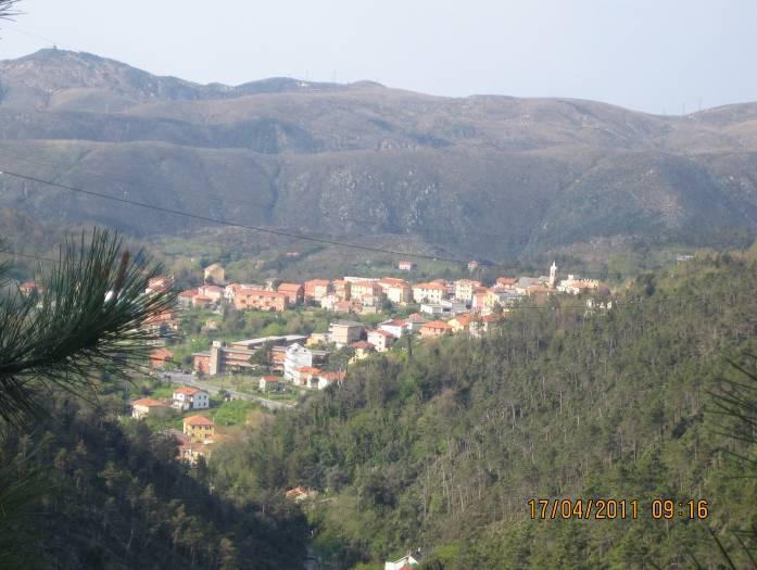 arrivando su un crocevia in una piazzola asfaltata.