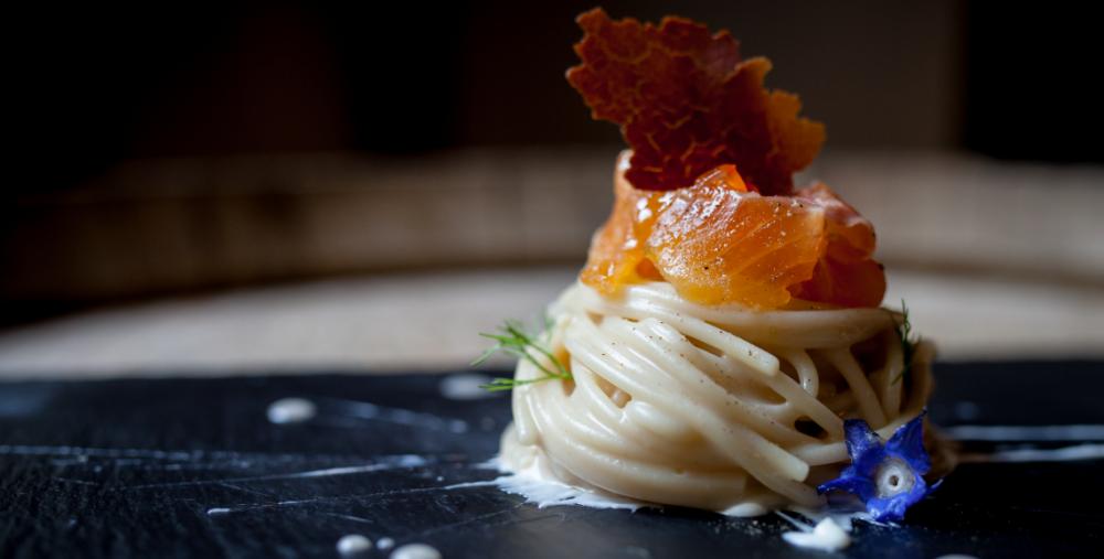 Premio Primo Piatto dei Campi Lsdm Autunno di Mezzo: Spaghetto dei Campi al profumo di castagne della Garfagnana, crema di pecorino stagionato, trota fario salmonata affumicata al ciliegio, chips di