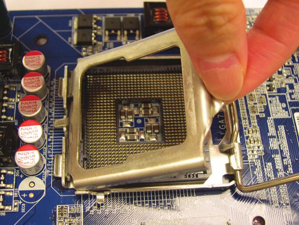 Leva socket CPU Fase 1: Sollevare completamente la leva socket CPU.