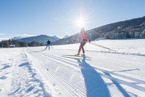 SCI DI FONDO PASSI SKATING NELLA TEORIA E NELLA PRAT ICA PER PRINCIPIANT I Quando si passa dallo stile classico allo skating, o si ha appena iniziato con lo sci di fondo, gli esperti della scuola sci