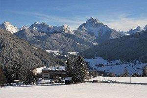 INCONTRI MISTERIOSI A TESIDO PASSEGGIATA CON VIST A SULLE DOLOMIT I Una comoda e rilassante passeggiata invernale lungo il Sentiero delle Fiabe a Tesido diverrà una grande esperienza.