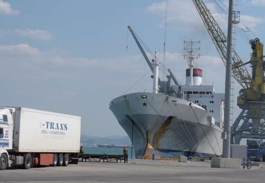 248 Autoriteti Portual Durrës Pajisje të tjera: Përmasat e anijeve që mund të përpunohen në port shkojnë deri në 220 m, zhytje deri në 7.5 m, kurse gjerësia dhe lartësia ajrore është pa kufizime.